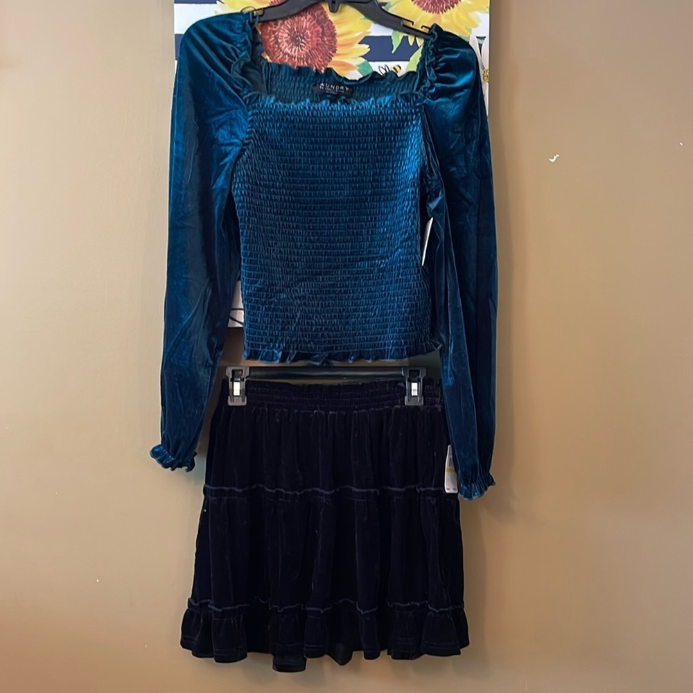 NWT velvet feel outfit Laundry by Shelli Segal outfit M